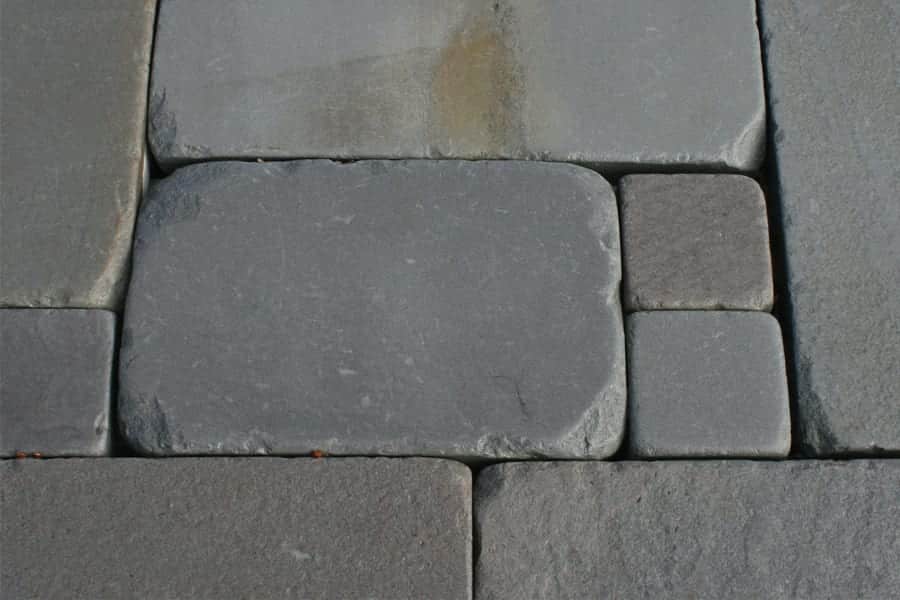 tumbled-bluestone-pattern-patio-walkway-stone-closeup