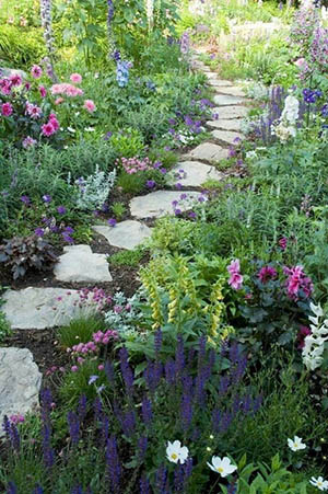 walking stone with mulch in between pieces of stone